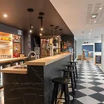 Ibis Lyon Est מלון