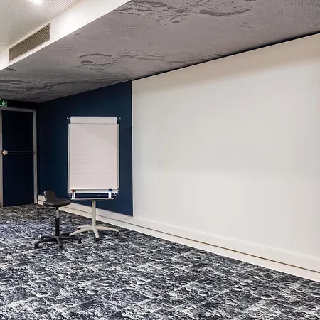 Ibis Lyon Est Брон