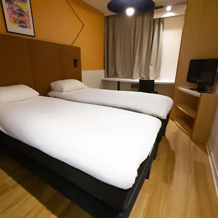 Ibis Lyon Est מלון