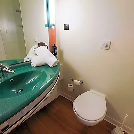 Ibis Lyon Est 3* Bron