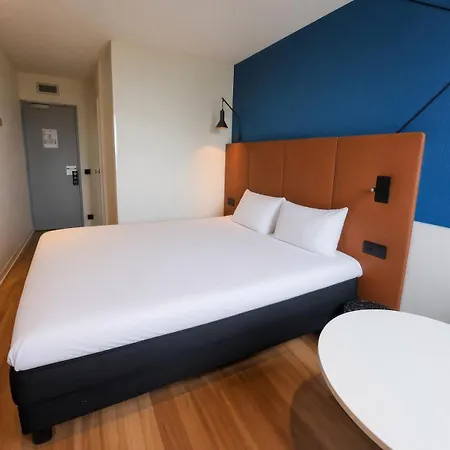 Ibis Lyon Est 브론