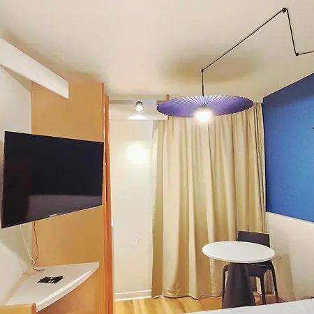 Ibis Lyon Est 브론