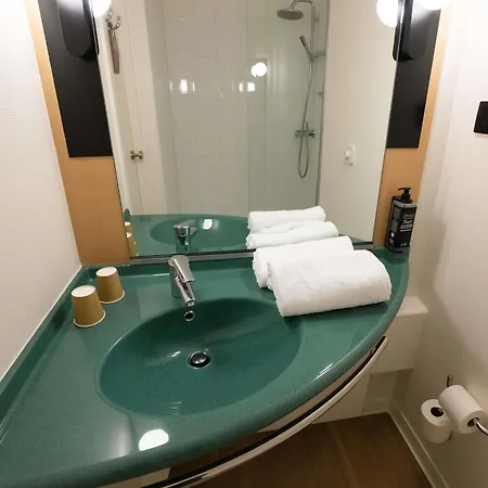 Ibis Lyon Est بْرو