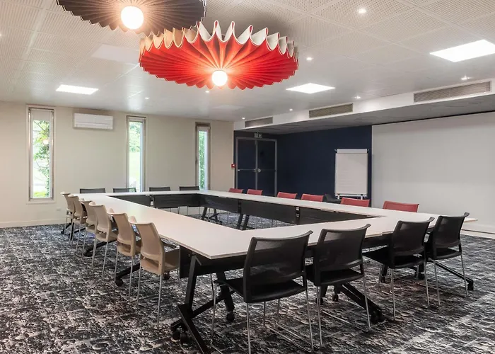 Ibis Lyon Est Hotel 3*